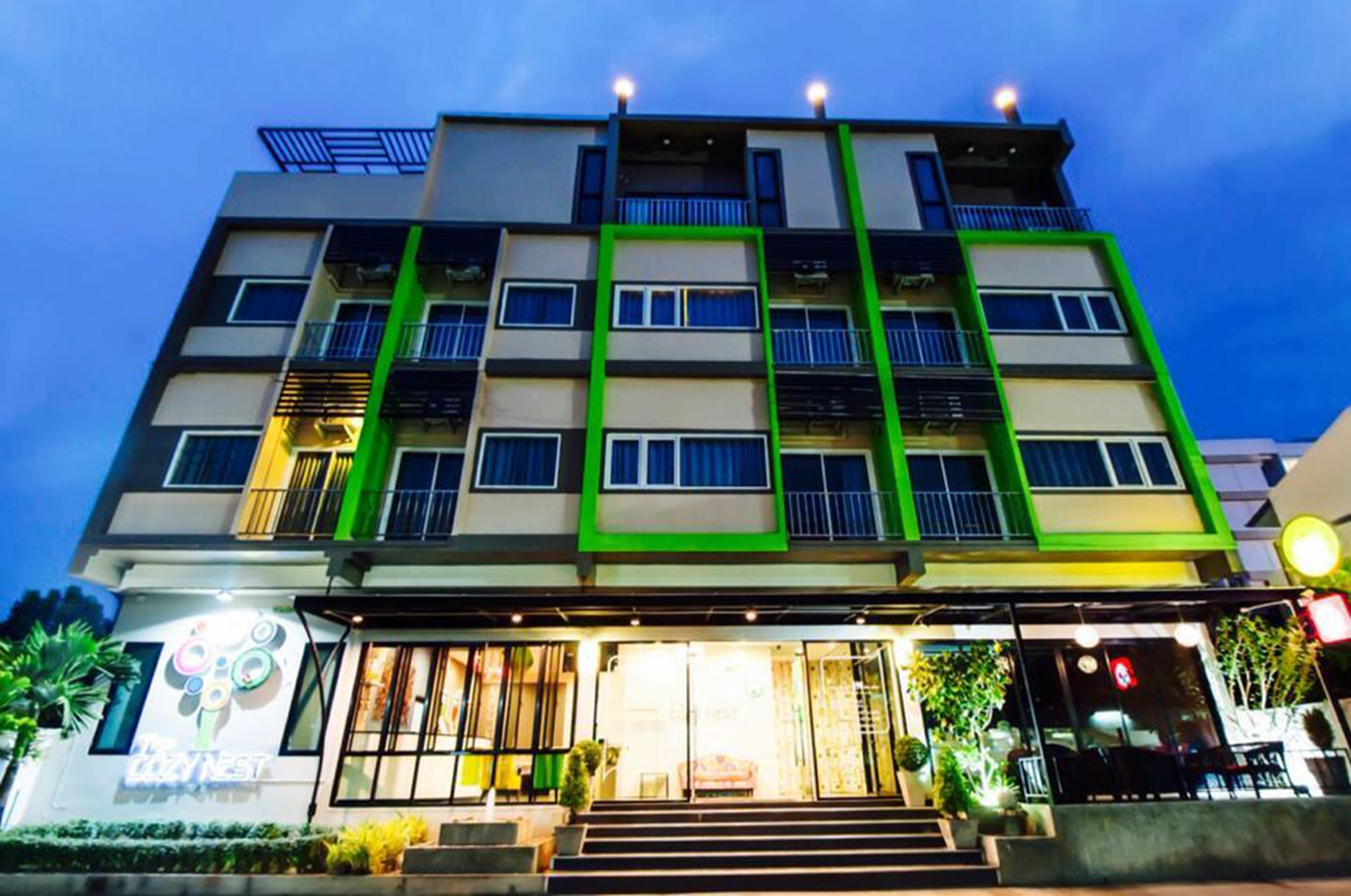 Bagian depan properti - sore/malam