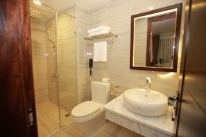 Shower, free toiletries, hair dryer, slippers - Inearth Hotel Hanoi (Hanoi)