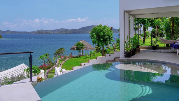 Zona piscina con vista sul mare e sulle montagne.