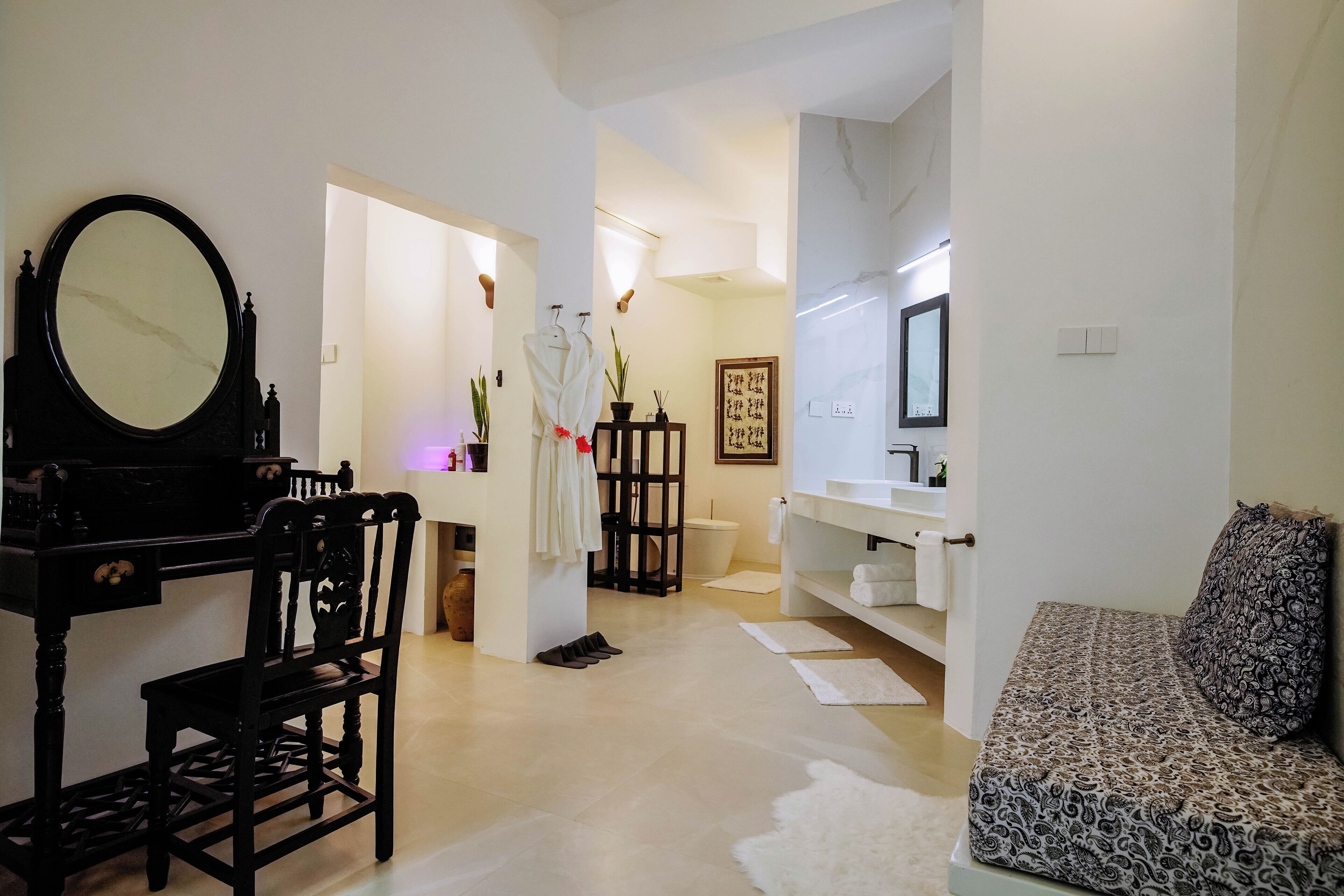Una sala de estar moderna con un piano, un sofá y una mesa de comedor.