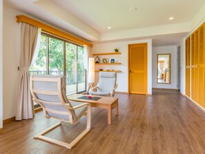 أغطية فراش متميزة وألحفة محشوة بالريش وخزنة داخل الغرفة ومكتب