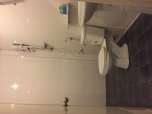 Shower, free toiletries, slippers, towels - Sengphachanh Hotel 2 (Vientiane)