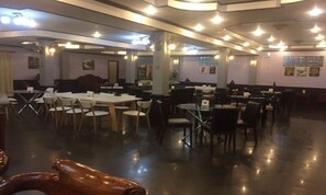 Breakfast, lunch, dinner served; local and international cuisine  - Sengphachanh Hotel 2 (Vientiane)