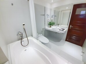 Luxury Room | Bathroom | Shower, rainfall showerhead, free toiletries, hair dryer - Cherry Hotel 1 (Hanoi)