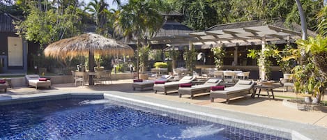 Una piscina al aire libre, tumbonas