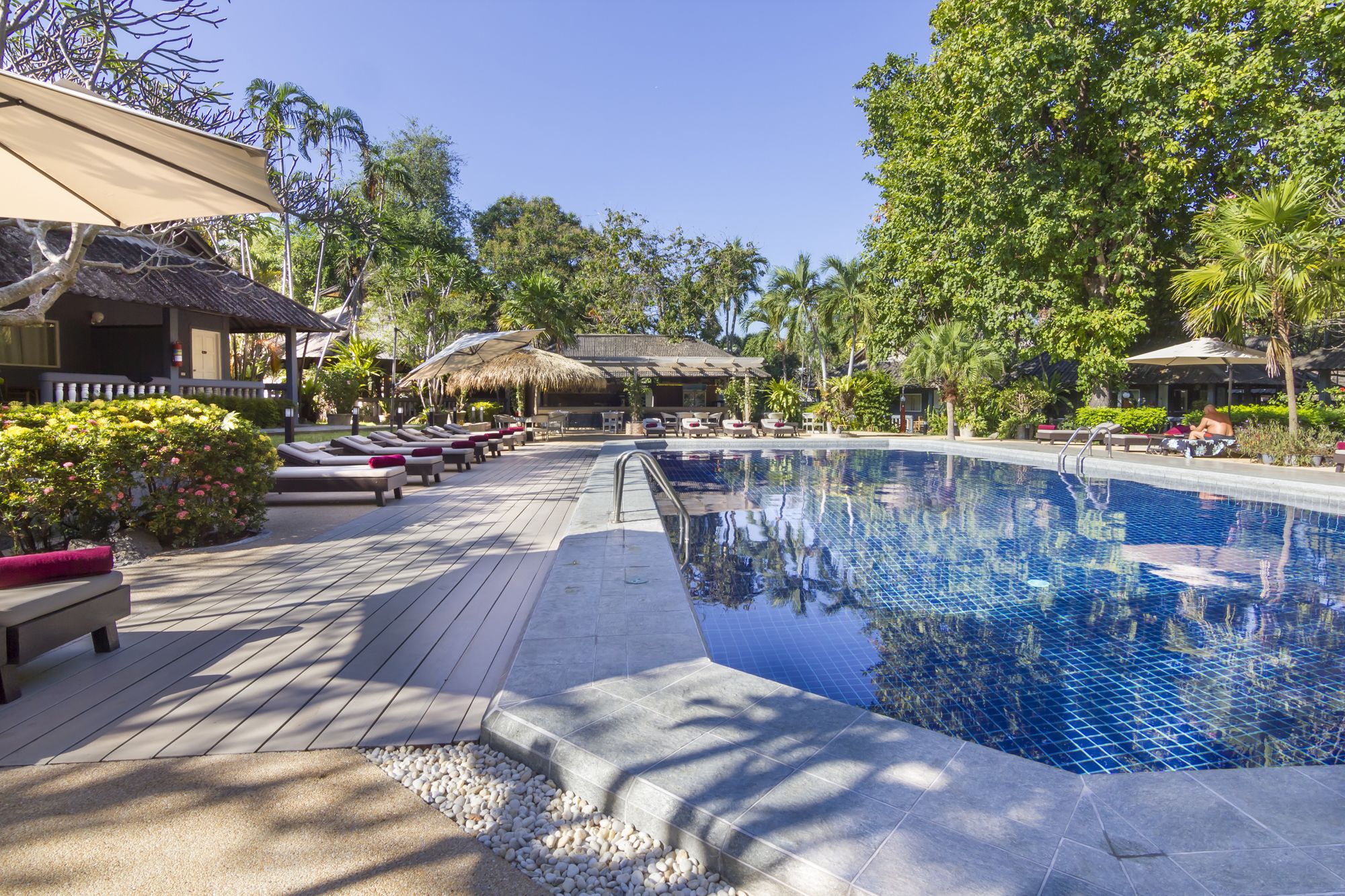 Utendørsbasseng og solsenger