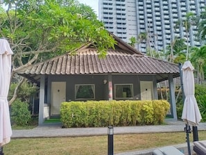 Terrace/patio - Let's Hyde Pattaya Resort & Villas (Pattaya)