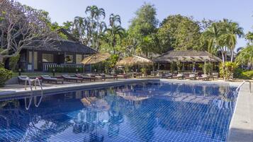 สระว่ายน้ำกลางแจ้ง, เก้าอี้อาบแดดริมสระ