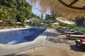 Outdoor pool, pool loungers - Let's Hyde Pattaya Resort & Villas (Pattaya)