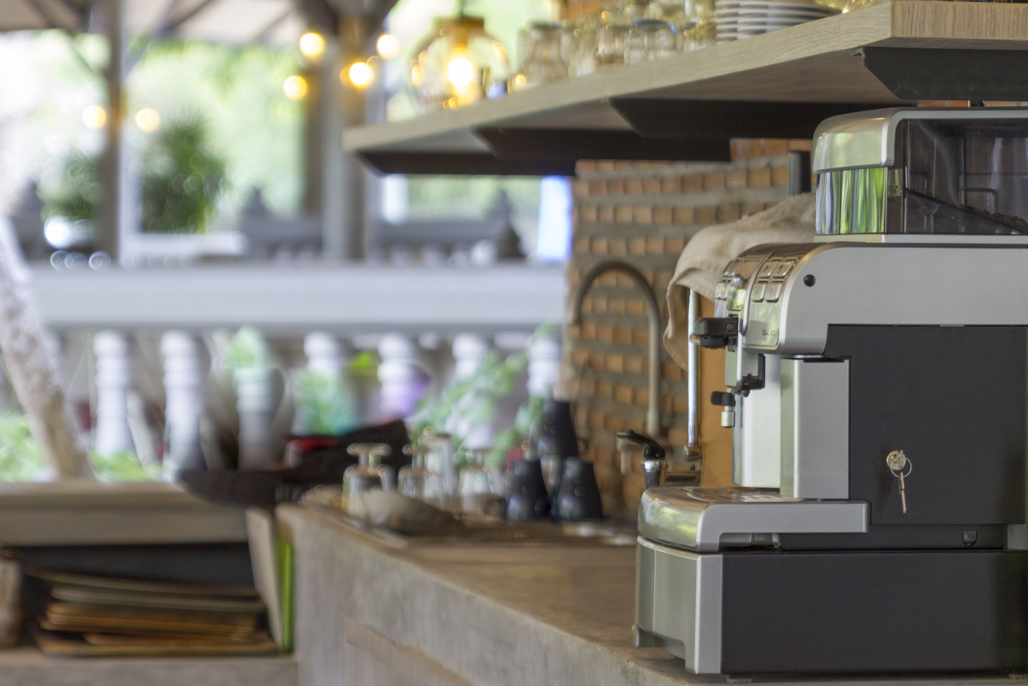 serves breakfast, lunch and dinner