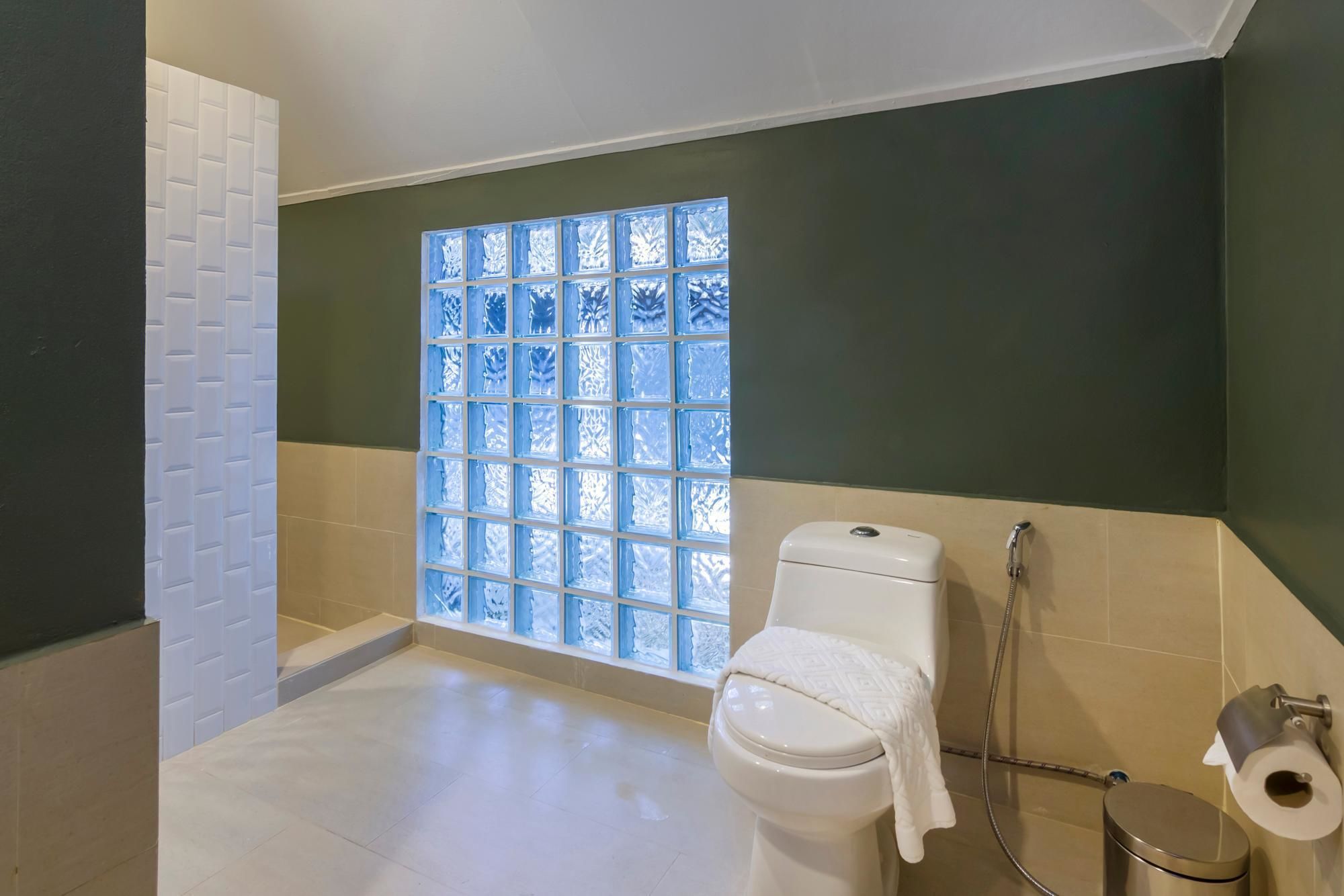 shower, rainfall showerhead, free toiletries, hair dryer