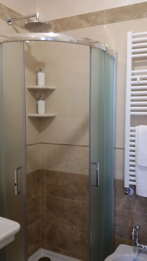 Chambre Double Deluxe, terrasse (Berenice) | Douche de la salle de bain