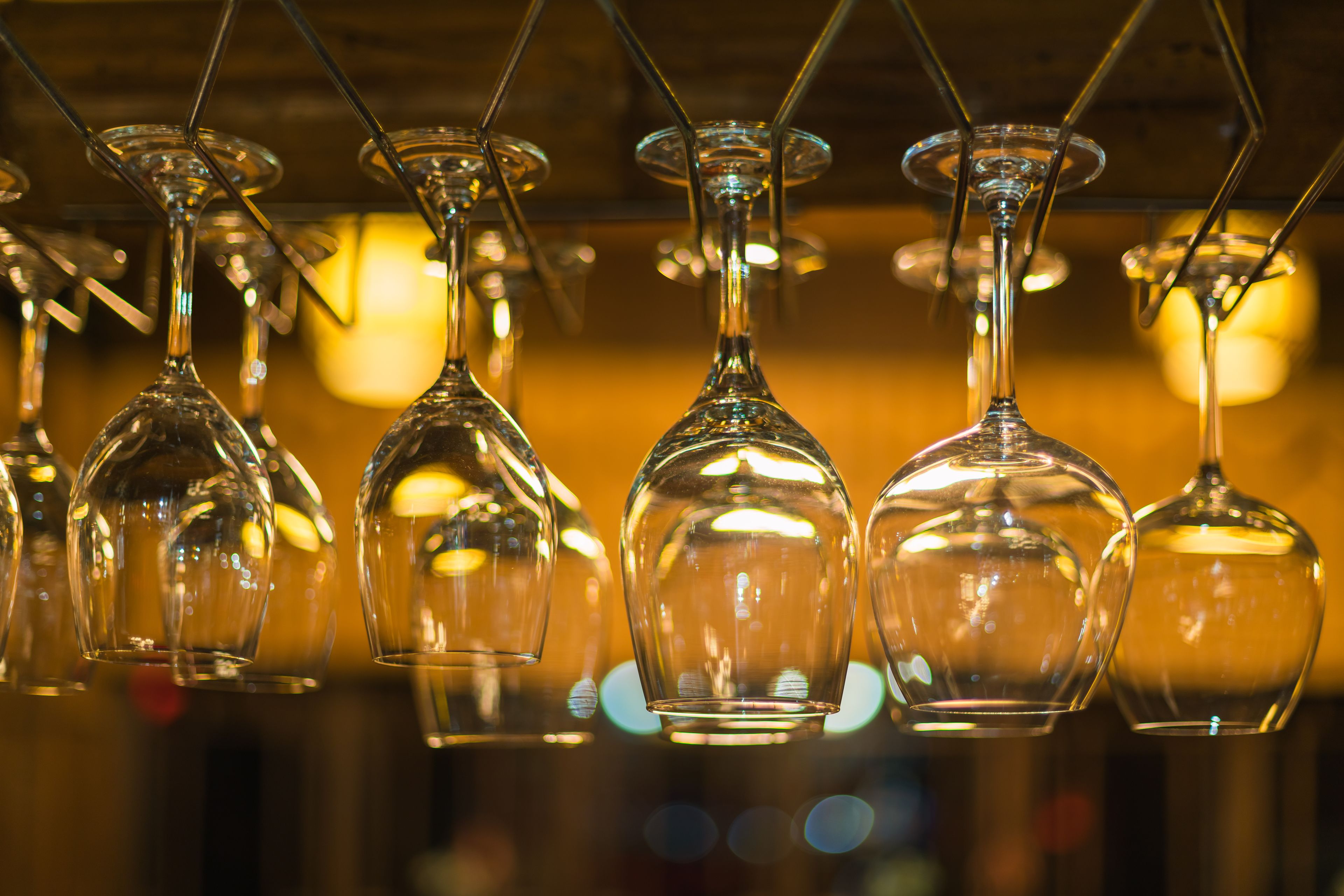 2 间餐厅，供应早餐、午餐和晚餐，本地与国际菜