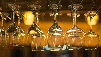 Här finns 2 restauranger som serverar frukost.