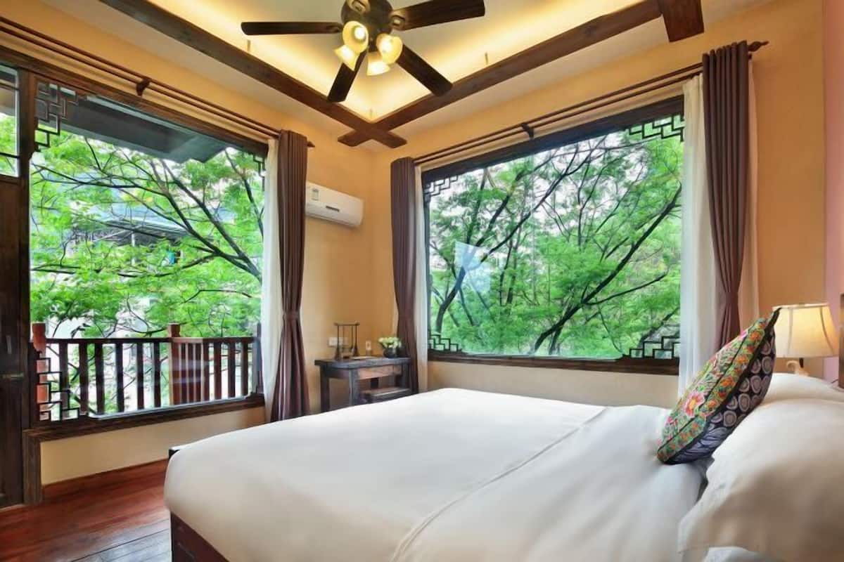 Premium bedding, minibar, in-room safe, desk