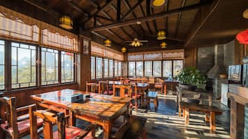 2 間餐廳;供應早餐、午餐、晚餐;本地及多國菜