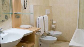 Dusche, kostenlose Toilettenartikel, Haartrockner, Bidet