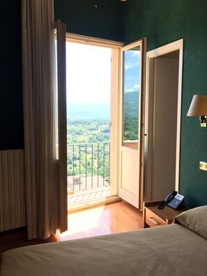 Double Room | In-room safe, desk, blackout drapes, free cribs/infant beds