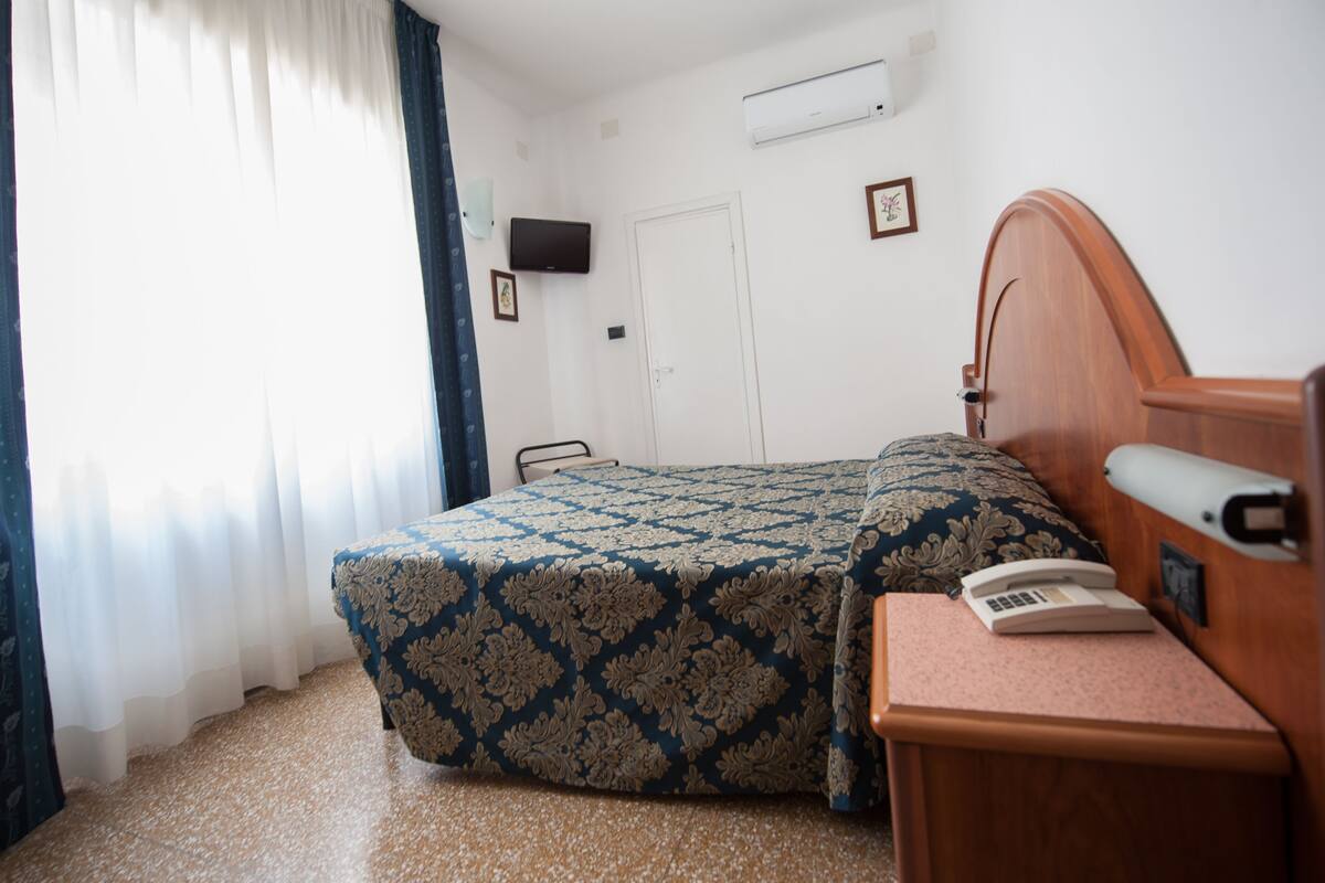 Double Room | In-room safe, desk, free WiFi