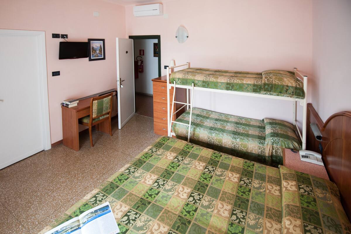 In-room safe, desk, free WiFi