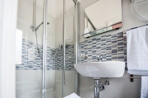 Shower, free toiletries, hair dryer, bidet