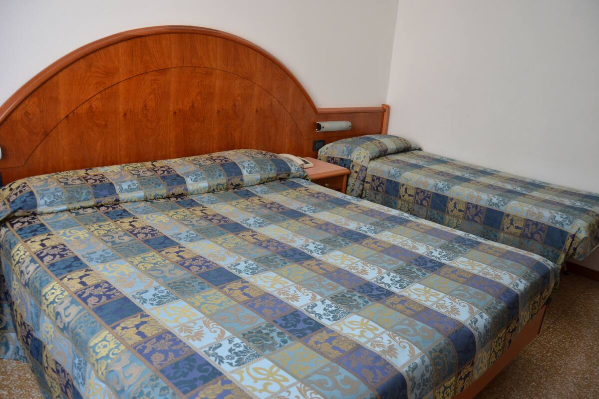 Triple Room | In-room safe, desk, free WiFi