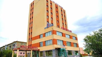 Roupas de cama premium, frigobar, cofres nos quartos, escrivaninha