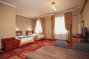 Standard Twin Room, 2 Katil Ratu (Queen) | Peralatan tempat tidur premium, bar mini, peti besi dalam bilik, meja 