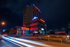 Et hotel i flere etager med skiltning for 