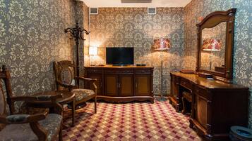 Presidential Double or Twin Room | Living room | TV, fireplace