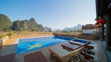 Una piscina al aire libre (de 10:00 a 21:30), tumbonas