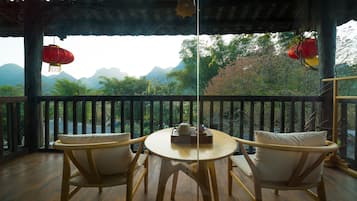 Deluxe Twin Room | Balcony