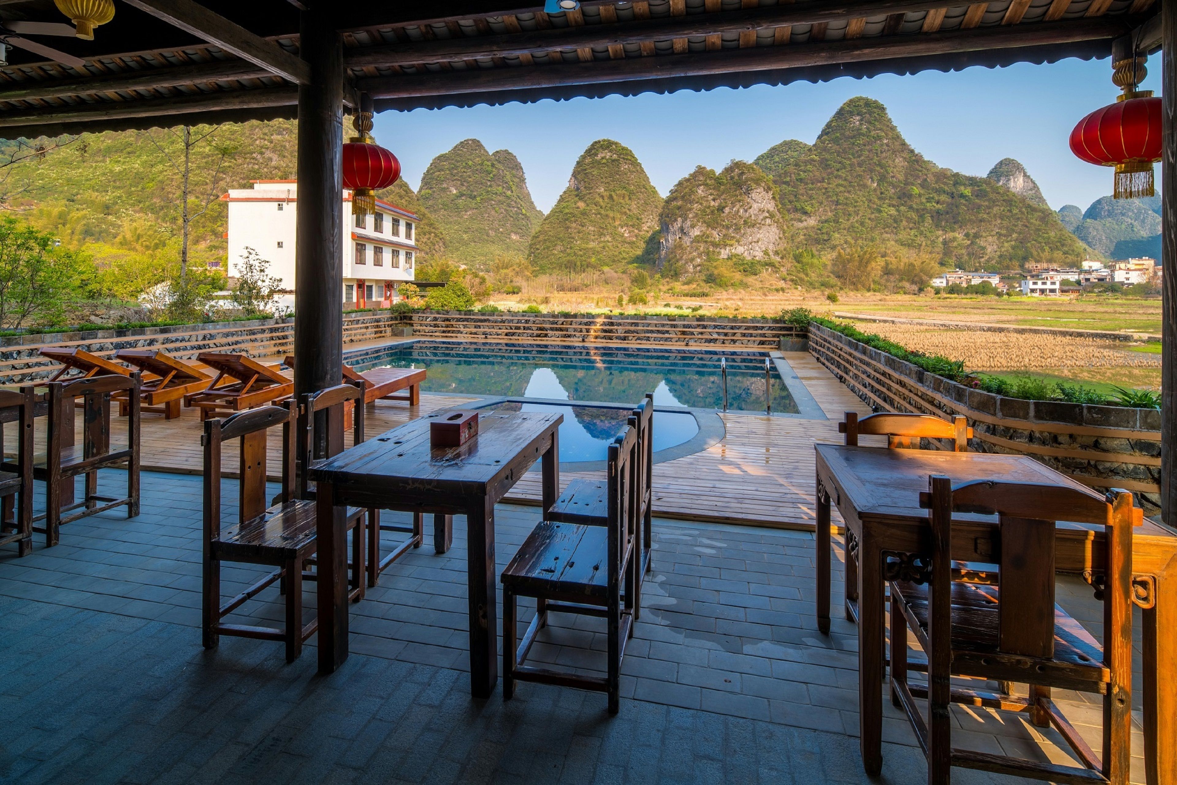 2 ravintolaa, paikallinen ja kansainvälinen keittiö