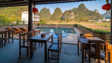 2 restaurants, breakfast, lunch served; local and international cuisine