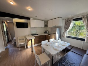 Mobile Deluxe-Unterkunft, 2 Schlafzimmer | Eigene Küche