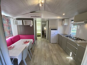 บ้านเคลื่อนที่คอมฟอร์ท, 2 ห้องนอน | บริเวณนั่งเล่น | โต๊ะปิงปอง