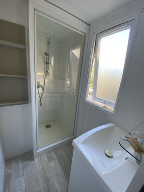 Mobile Superior-Unterkunft, 2 Schlafzimmer | Badezimmer | Toilettenpapier