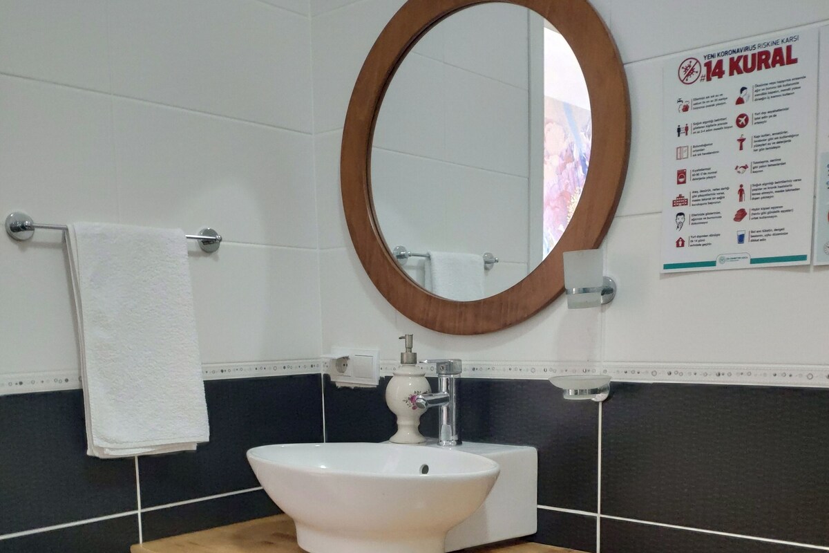 Regadera, amenidades de baño gratuitas, secadora de cabello, pantuflas