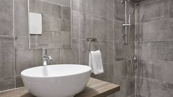 Family Apartment | Bathroom | Shower, free toiletries, hair dryer, towels