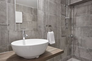 Family Apartment | Bathroom | Shower, free toiletries, hair dryer, towels