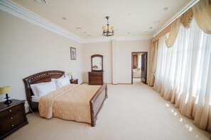 Een bureau, gratis wifi, beddengoed