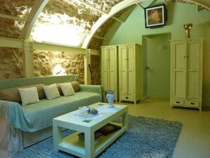 Traditional House, 2 Bedrooms | Living room | 32-inch flat-screen TV with cable channels, TV