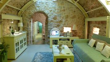 Traditional House, 2 Bedrooms | Living room | 32-inch flat-screen TV with cable channels, TV