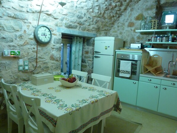 Full-sized fridge, oven, stovetop, espresso maker