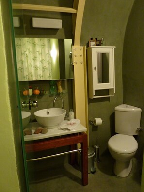 Traditional House, 2 Bedrooms | Bathroom | Shower, free toiletries, hair dryer, bathrobes