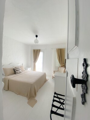 Quarto standard, sacada, vista para a piscina | Roupas de cama premium, frigobar, individualmente decorados