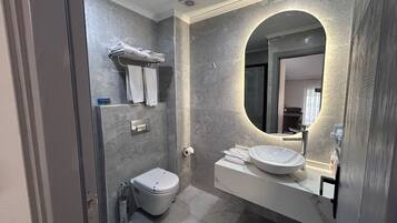 Doppelzimmer | Badezimmer | Kostenlose Toilettenartikel, Haartrockner, Hausschuhe, Handtücher