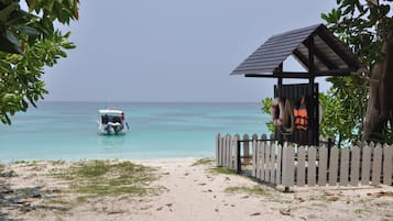 Aan het strand, parasols, strandlakens, massages op het strand