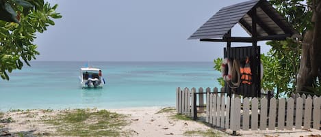 Di pantai, payung, tuala pantai, urut tepi pantai 