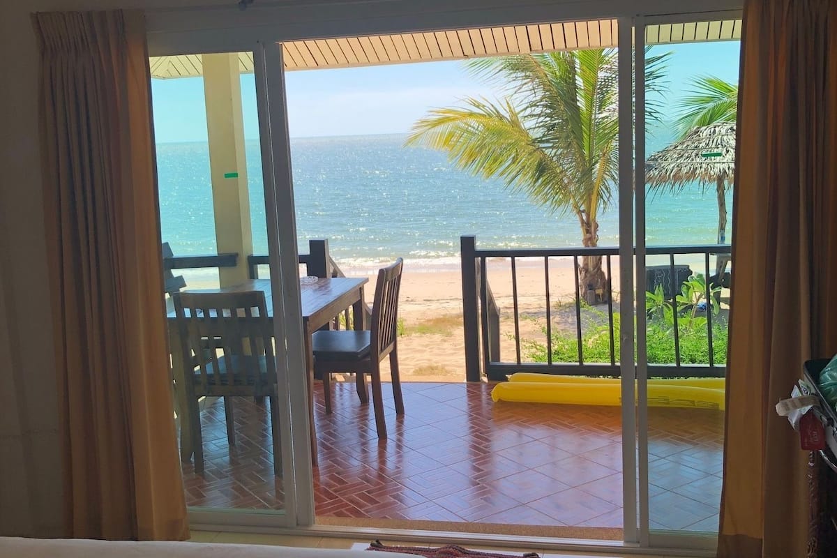 beachfront bungalow | terrace/patio